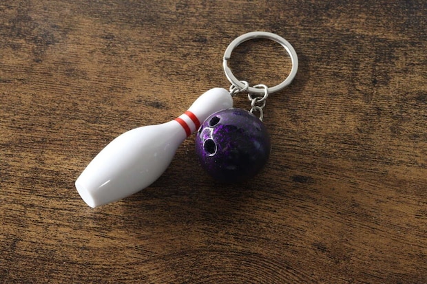 ボウリングピンとボールがセットになったキーホルダー
