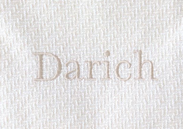 アイボリーのツイード生地にベージュのDarichロゴ刺繍