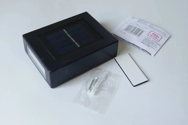 黒いソーラーライト本体と取り付け用のネジ、粘着テープ 黒いソーラーライト本体と取り付け用のネジ、粘着テープ