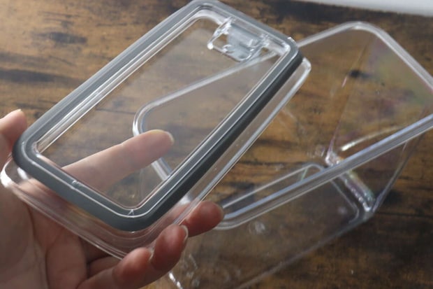 密閉容器のフタが開き、パッキンが外れている様子 密閉容器のフタが開き、パッキンが外れている様子
