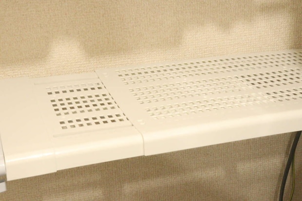 つっぱり棒用棚を設置し、つっぱり棒の隙間が埋まった状態 つっぱり棒用棚を設置し、つっぱり棒の隙間が埋まった状態