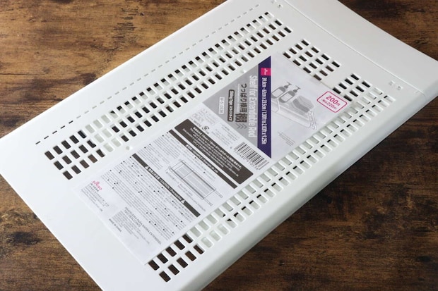 白いつっぱり棒用棚(スライドタイプ)のパッケージを斜めから 白いつっぱり棒用棚(スライドタイプ)のパッケージを斜めから