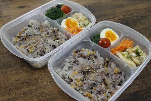 ミールプレップ容器に雑穀米と卵や野菜の副菜が盛り付けられている ミールプレップ容器に雑穀米と卵や野菜の副菜が盛り付けられている