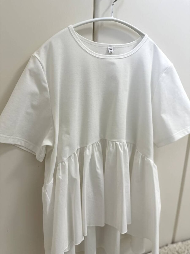 白いハンガーにかかったGU布帛コンビネーションTシャツ 白いハンガーにかかったGU布帛コンビネーションTシャツ