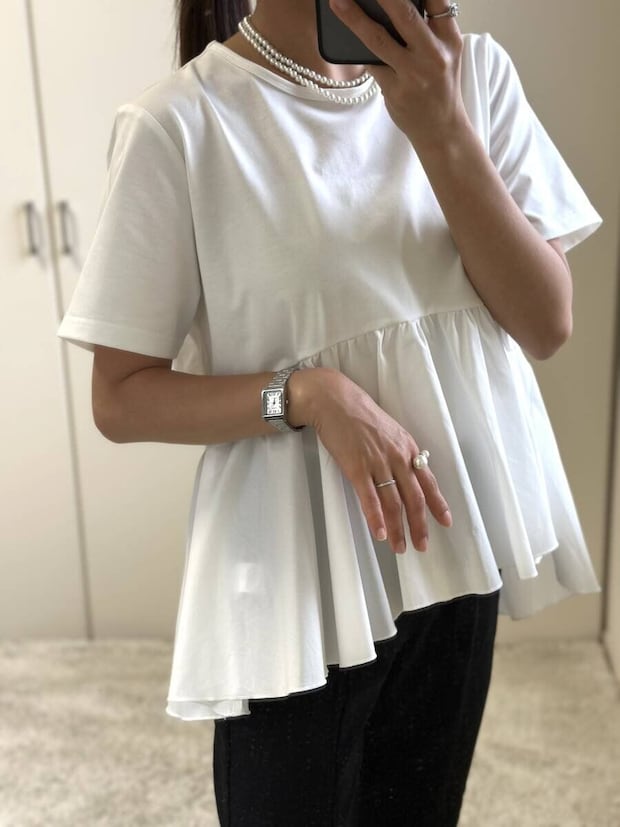 白いペプラムTシャツを着て鏡越しに自撮りする女性 白いペプラムTシャツを着て鏡越しに自撮りする女性
