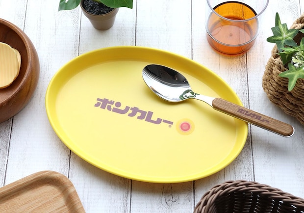 ボンカレーのムック本と、付録の黄色いカレー皿とスプーンが並べられている俯瞰写真 ボンカレーのムック本と、付録の黄色いカレー皿とスプーンが並べられている俯瞰写真