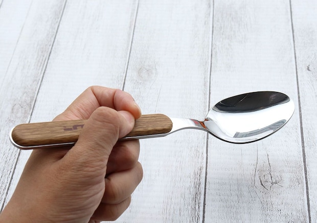 手でボンカレーのスプーンを持っている様子。持ちやすさがわかる 手でボンカレーのスプーンを持っている様子。持ちやすさがわかる