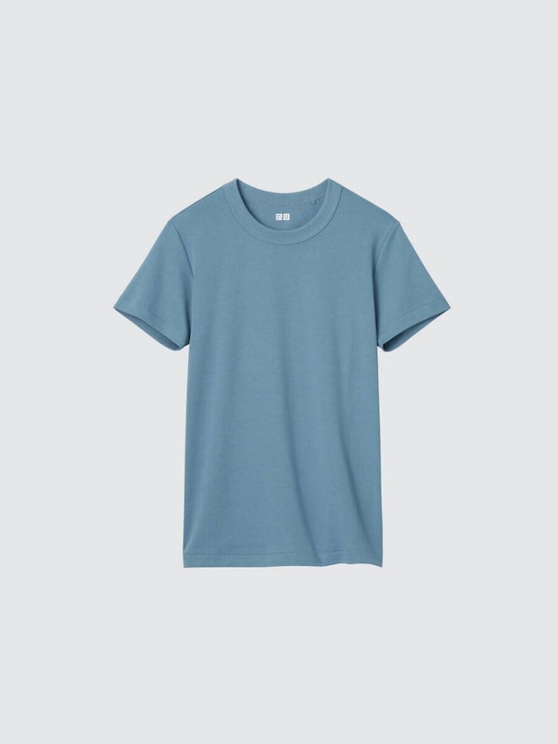 水色の無地クルーネックTシャツを正面から撮影 水色の無地クルーネックTシャツを正面から撮影