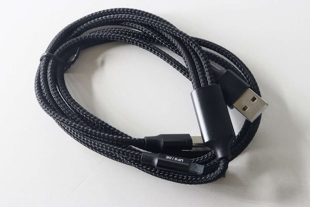 パッケージから出した黒いメッシュ素材の3in1充電ケーブル パッケージから出した黒いメッシュ素材の3in1充電ケーブル
