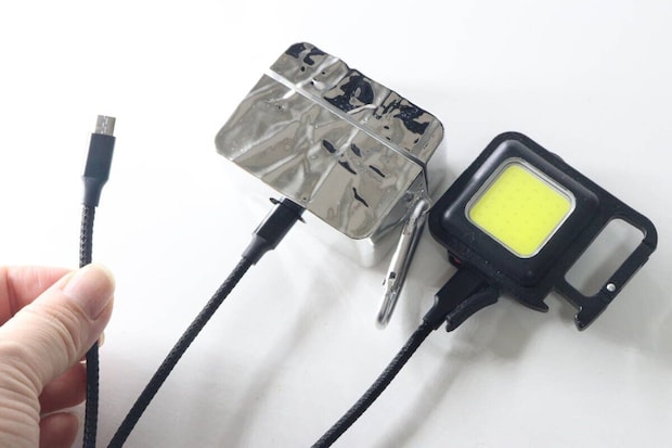 micro-BとType-C端子で小型ライトと銀色の機器を充電中