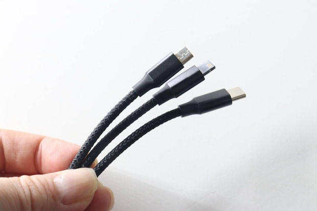 指で広げて見せている3in1充電ケーブルの3つの端子 指で広げて見せている3in1充電ケーブルの3つの端子
