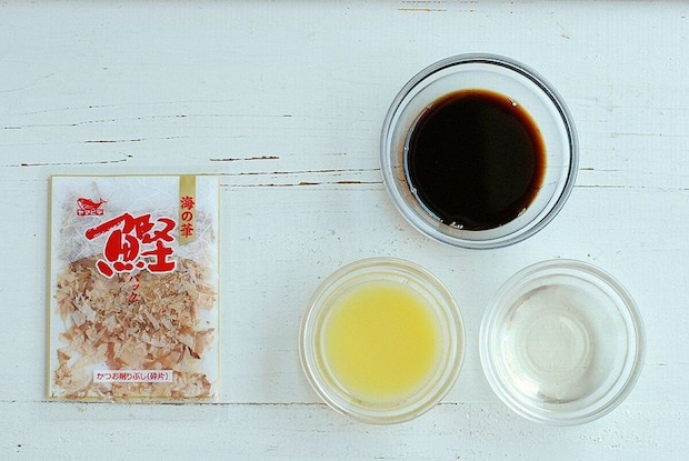 自家製ポン酢の材料である鰹節、柑橘果汁、みりん、醤油が並べられている 自家製ポン酢の材料である鰹節、柑橘果汁、みりん、醤油が並べられている