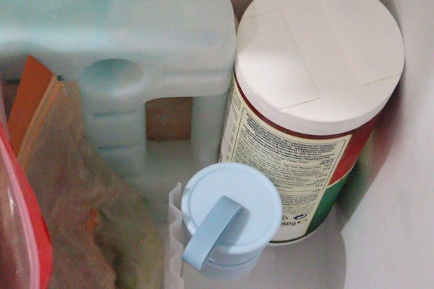 冷凍庫の引き出しに、水色のスティックが立てて置かれている 冷凍庫の引き出しに、水色のスティックが立てて置かれている