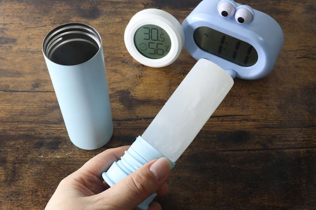 13時台、凍ったスティックと室温30.5℃を示すデジタル時計 13時台、凍ったスティックと室温30.5℃を示すデジタル時計
