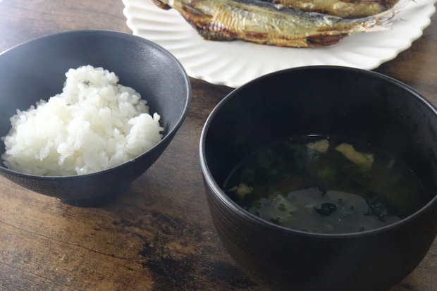 ご飯と味噌汁、焼き魚が並んだ和食の食卓 ご飯と味噌汁、焼き魚が並んだ和食の食卓