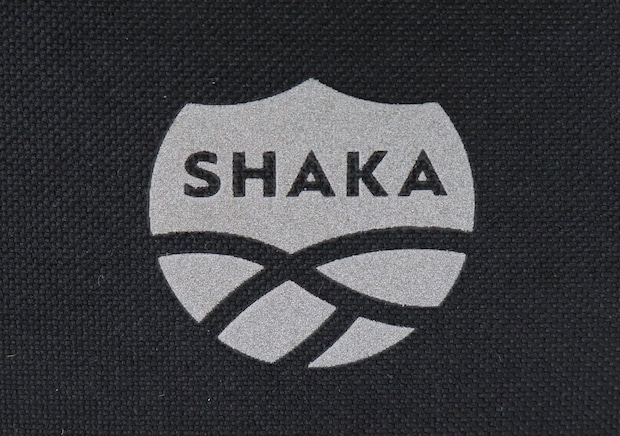 バッグ正面にあるSHAKAのロゴマークのアップ