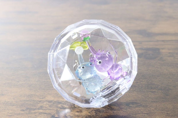 ミニフィギュアが中に入ったダイヤモンド型クリアケース
