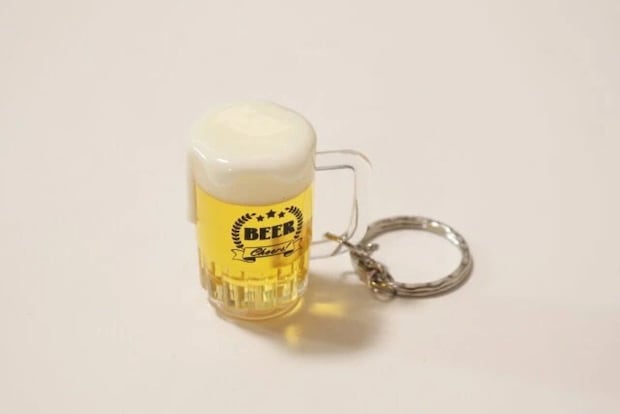 泡が溢れるビールジョッキ型のキーホルダー。BEERの文字入り