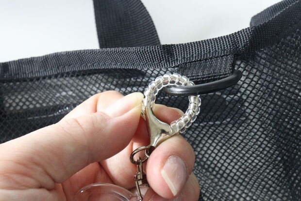 透明なコイルが装着されたキーホルダーの金具部分のアップ 透明なコイルが装着されたキーホルダーの金具部分のアップ