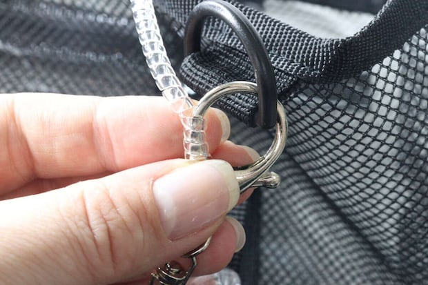 キーホルダーの金具に透明なコイルを巻き付けている手元のアップ キーホルダーの金具に透明なコイルを巻き付けている手元のアップ