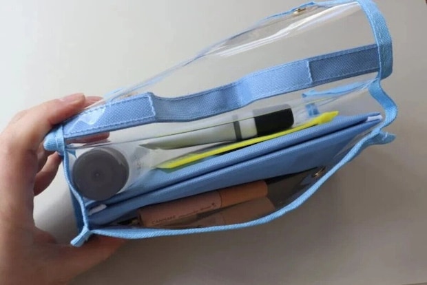 透明なペンケースに文房具やコスメが収納されている様子 透明なペンケースに文房具やコスメが収納されている様子