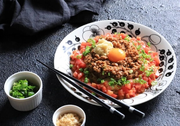 花柄皿にトマトと肉みその台湾風混ぜそば 花柄皿にトマトと肉みその台湾風混ぜそば