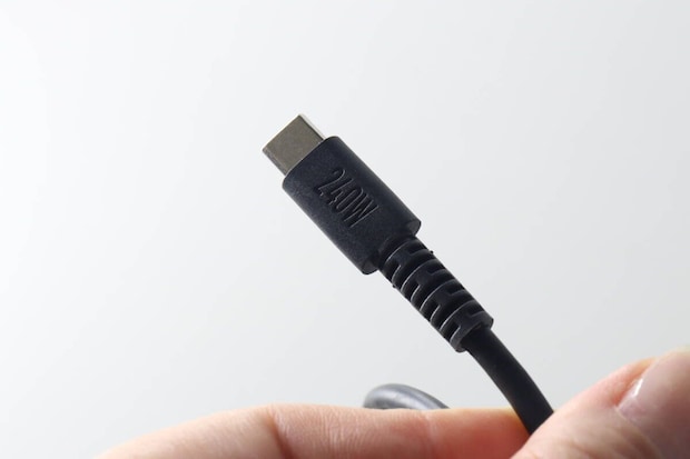 指で持ったUSB Type-Cケーブルのコネクタ部分、240Wの印字 指で持ったUSB Type-Cケーブルのコネクタ部分、240Wの印字