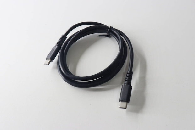 白い背景に黒いUSB Type-C充電・転送ケーブルが巻かれている 白い背景に黒いUSB Type-C充電・転送ケーブルが巻かれている