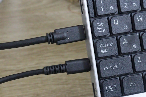ノートパソコンの側面に2本のUSB Type-Cケーブルが接続されている ノートパソコンの側面に2本のUSB Type-Cケーブルが接続されている