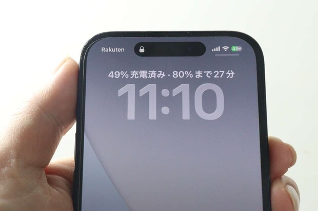 スマートフォン画面に49%充電済み、80%まで27分と表示 スマートフォン画面に49%充電済み、80%まで27分と表示