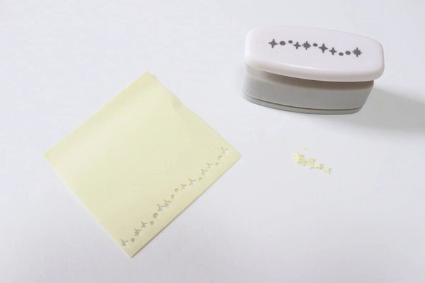 星模様にカットされた黄色い紙とクラフトパンチ 星模様にカットされた黄色い紙とクラフトパンチ