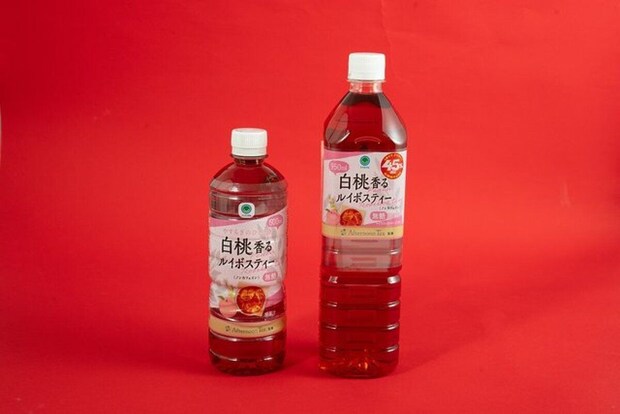 赤色の背景に置かれたAfternoon Tea監修白桃香るルイボスティーの通常と増量サイズ
