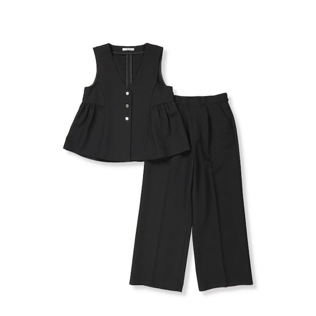 黒いジレとワイドパンツのセットアップ。ジレはVネックで金色のボタンが並び、裾はペプラムデザイン。パンツはセンタープレス入り。