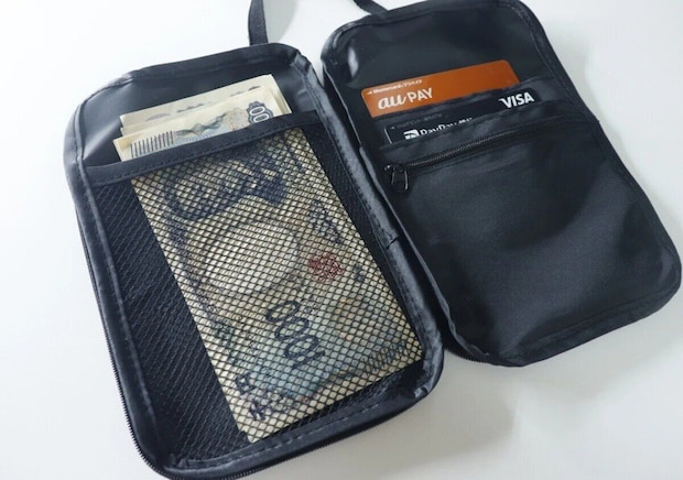 黒いメッシュポケット付ウォレットショルダーバッグを開き、お札やカードが収納されている様子