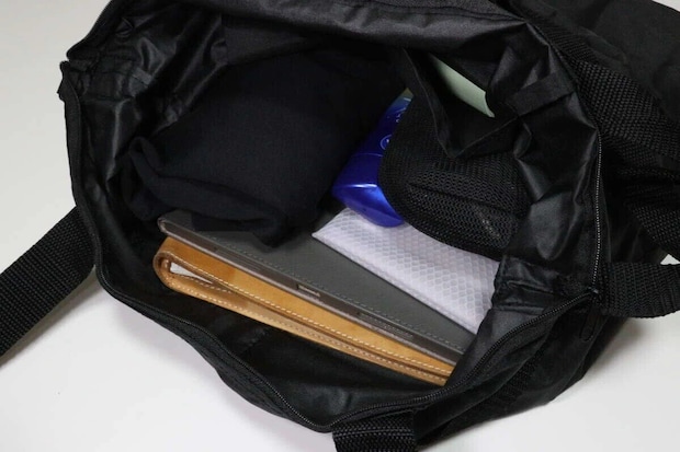 黒い2WAYショルダーバッグ（ファスナー付）の内部に荷物が収納されている様子