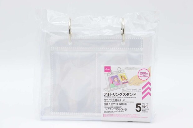 透明な袋に入ったダイソーのフォトリングスタンド。商品名や価格、特徴が記載されたパッケージ。
