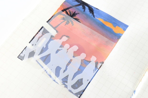 人々デザインのふせんが手書きの夕焼けとヤシの木のイラストに重ねられている 人々デザインのふせんが手書きの夕焼けとヤシの木のイラストに重ねられている