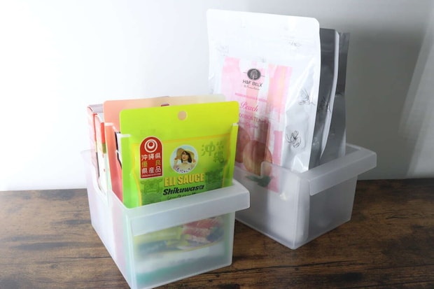 ストッカーにレトルト食品や袋麺が立てて収納されている ストッカーにレトルト食品や袋麺が立てて収納されている