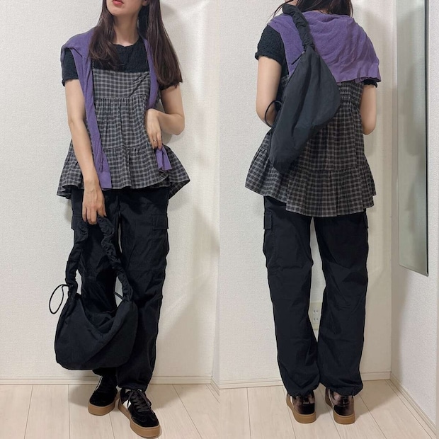 GUティアードキャミにテックパンツとTシャツを合わせたブラックコーデ GUティアードキャミにテックパンツとTシャツを合わせたブラックコーデ
