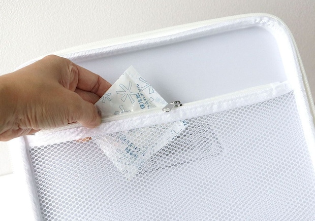 保冷バッグの蓋裏のメッシュポケットに保冷剤を入れる手元 保冷バッグの蓋裏のメッシュポケットに保冷剤を入れる手元