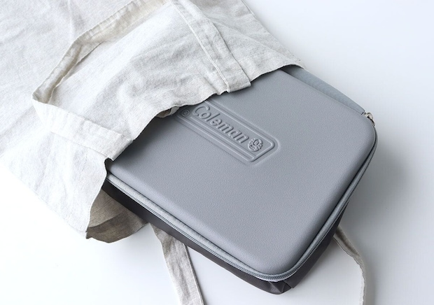 グレーの保冷バッグが生成り色のトートバッグに収まっている グレーの保冷バッグが生成り色のトートバッグに収まっている
