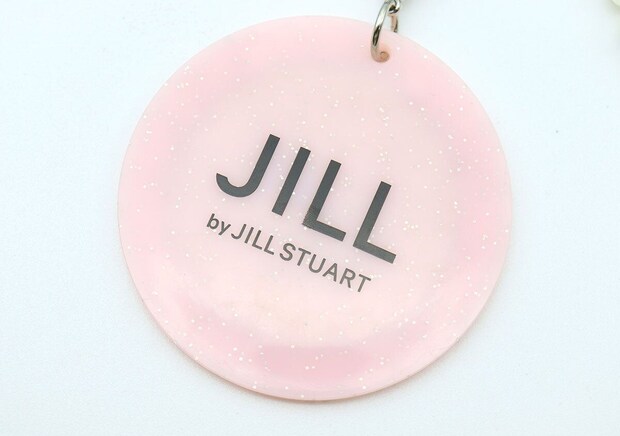 JILL by JILL STUARTロゴ入りのピンクの丸いミラーチャーム表面