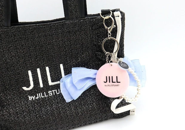 黒いバッグにJILL by JILL STUARTのチャームセットを付けた様子 黒いバッグにJILL by JILL STUARTのチャームセットを付けた様子