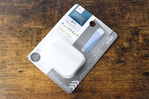 ダイソーの「チューブクリップ（バス用マグネット）」商品パッケージを斜め上から撮影