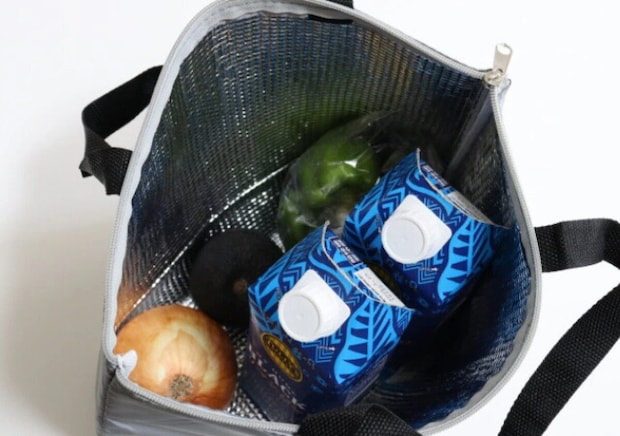 保冷トートバッグの中に牛乳パックや野菜が入っている様子。 保冷トートバッグの中に牛乳パックや野菜が入っている様子。