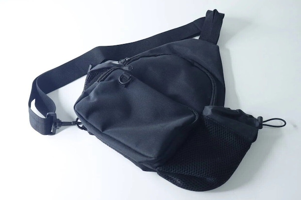 黒いお散歩用クロスボディバッグを上から見た様子。 黒いお散歩用クロスボディバッグを上から見た様子。