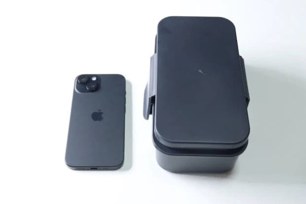 濃いグレーの三分割式弁当箱とスマートフォンを比較した様子