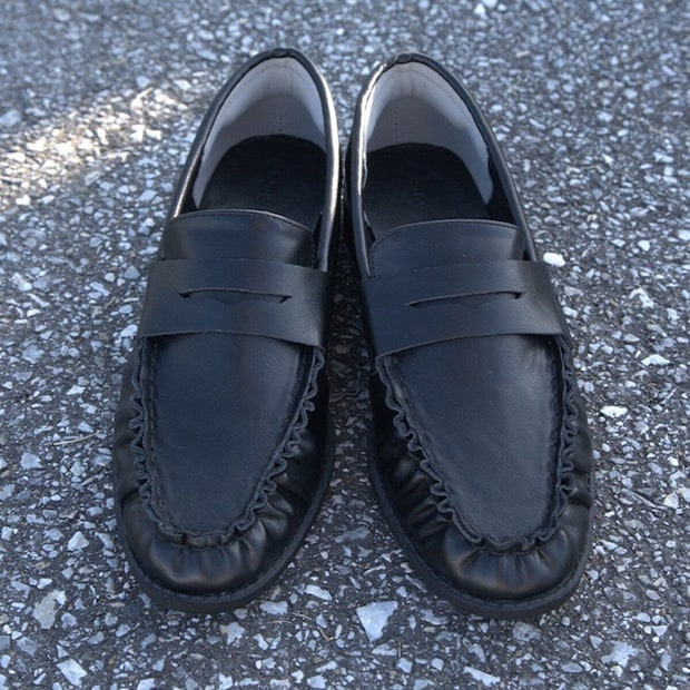 黒いギャザーデザインのローファー。甲にシンプルなベルト飾りが付いている。 黒いギャザーデザインのローファー。甲にシンプルなベルト飾りが付いている。