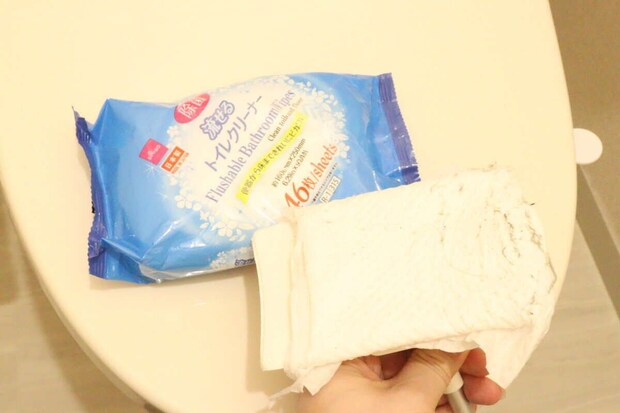 「流せるトイレクリーナー46枚」をワイパーに付けトイレ床を拭く