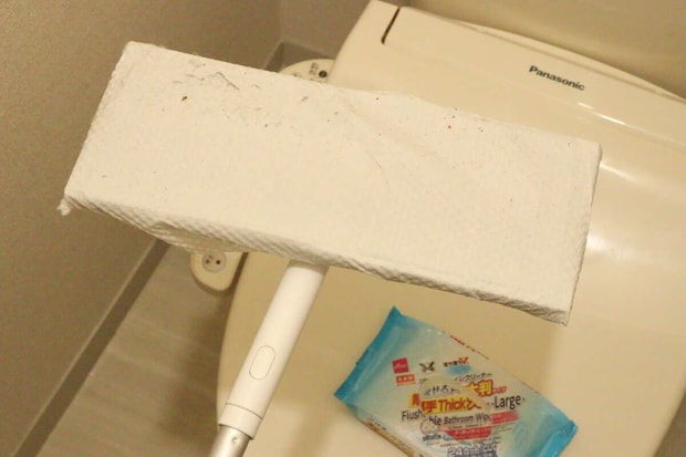 「流せるトイレクリーナー大判12枚」をワイパーに付けトイレ床を拭く